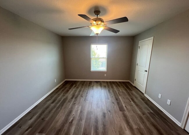 Building Photo - Charming 2 Bedroom, 2.5 Bath Townhome with...