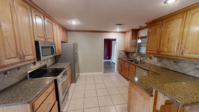Building Photo - Welcome home to this adorable 3-bedroom, 2-bathroom house designed with comfort and style in mind!
