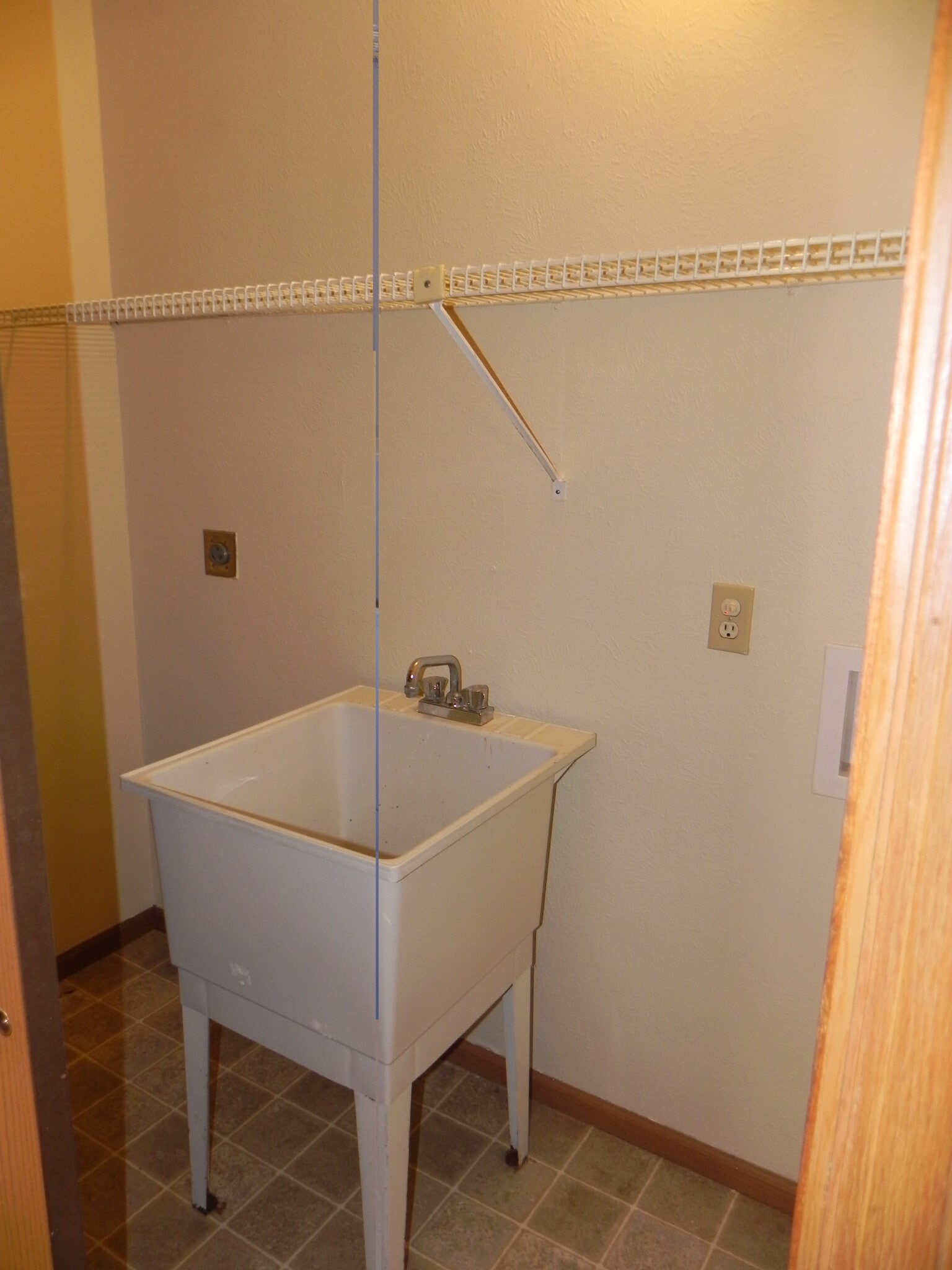 Building Photo - 6008 Red Oak Dr