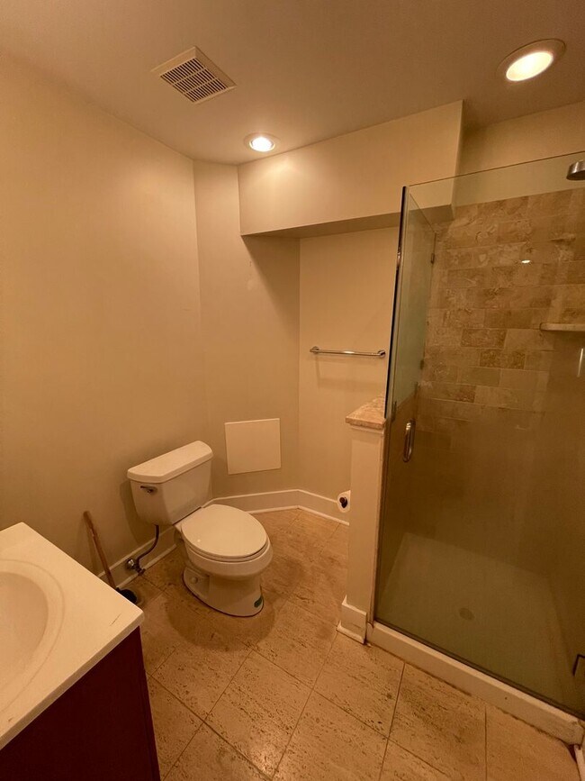 Building Photo - Modern  Bi-Level 1st Fl. 2 Bed, 2 Bath Nor...