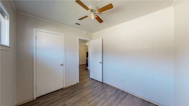 Building Photo - 206 Lynn Dr
