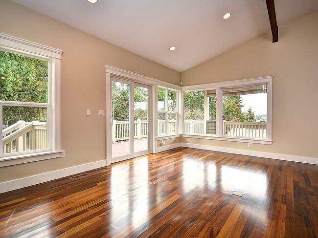 Building Photo - Amazing Kirkland Craftsman