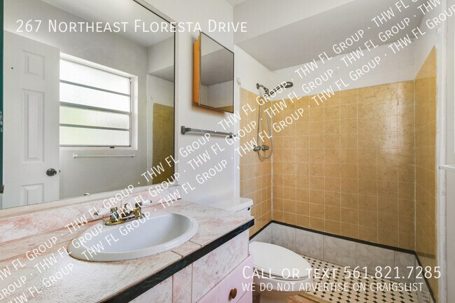 Building Photo - 267 NE Floresta Dr