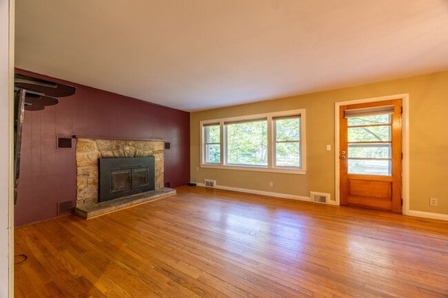 Building Photo - 3-Bedroom Ranch with Updated Kitchen