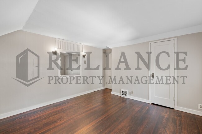 Building Photo - 1007 N Yale Ave