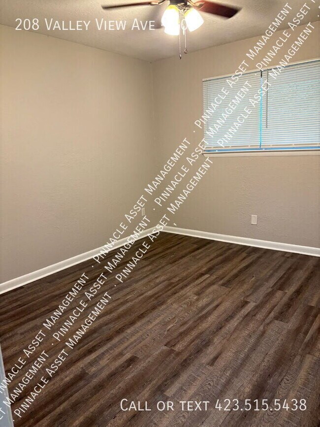 Building Photo - 208 Valley View Ave