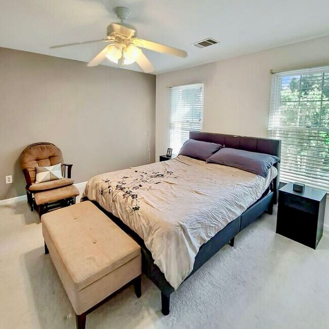 Building Photo - Amazing 5 BR/3.5 BA Single-Family Home in ...