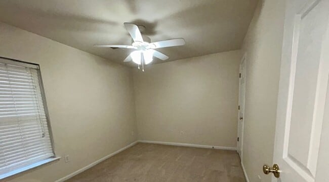 Building Photo - Quaint 3BR /2BA home with new carpet!