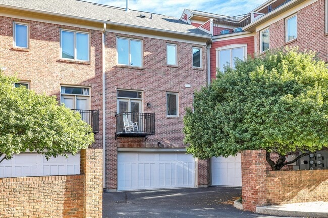 Building Photo - 529 E New York St