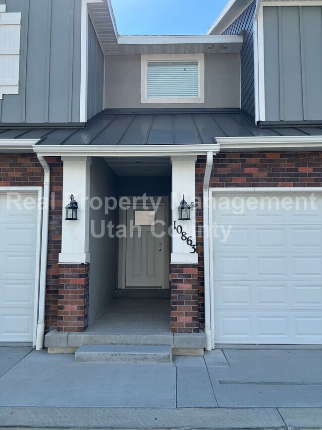 Building Photo - New Lower Price! Cute townhome in Highland