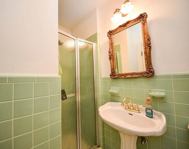 master bath - 2506 Elm Dr NE