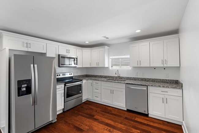 Building Photo - Gorgeous Home Near Downtown Durham!