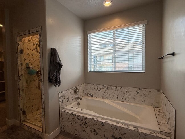 Building Photo - Luxury 7-Bedroom Home with Office, Dayligh...