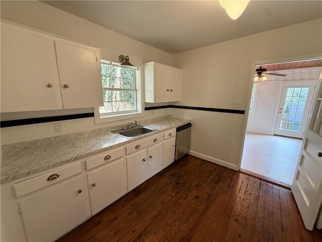 Building Photo - 126 Batre Ln