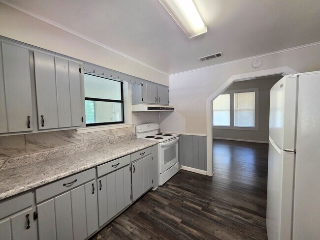 Building Photo - 3BR/1BA home with Bonus Room and large fenced back yard