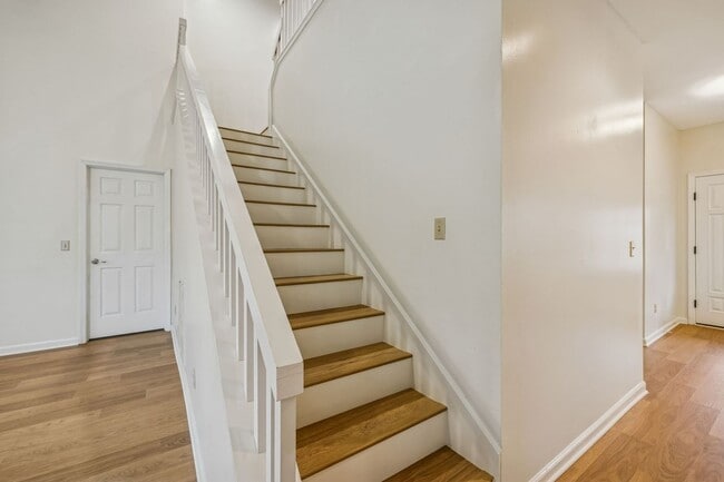 Building Photo - Discover exceptional convenience and comfort