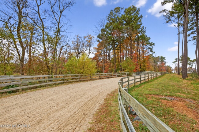 Building Photo - 52 Hill Rd