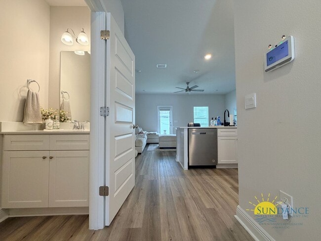 Building Photo - Stunning 3 Bedroom Townhouse in Brittany Oaks!