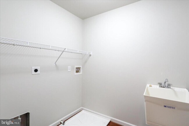 Building Photo - 20 Delano Dr