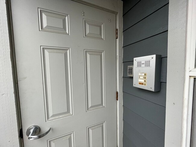 Building Photo - Incredible SE Hazelwood 2 Bedroom + 1 Bathroom Condo w/ included Garage and Washer & Dryer!!