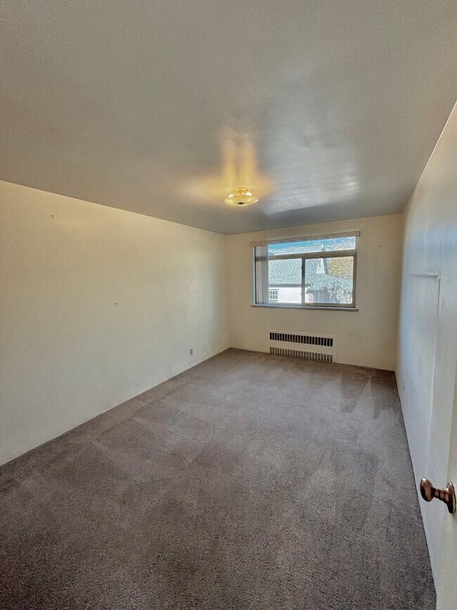 Building Photo - 1221 Illinois St