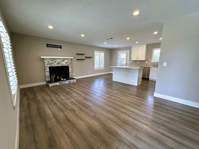 Building Photo - Beautiful 2-Bedroom Home with Large Backyard