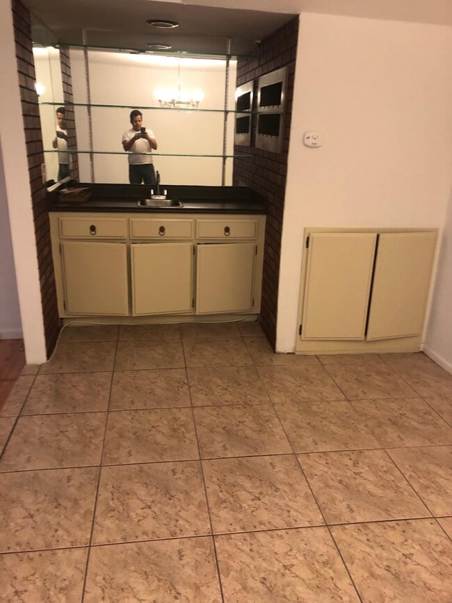 Building Photo - 11610 Moorpark St