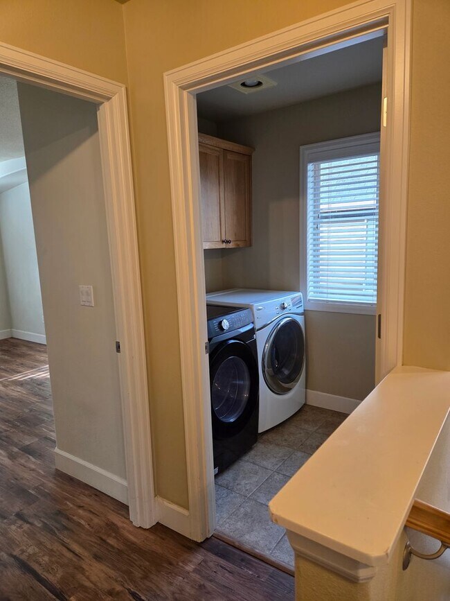 Building Photo - 2 story townhome close to trails!