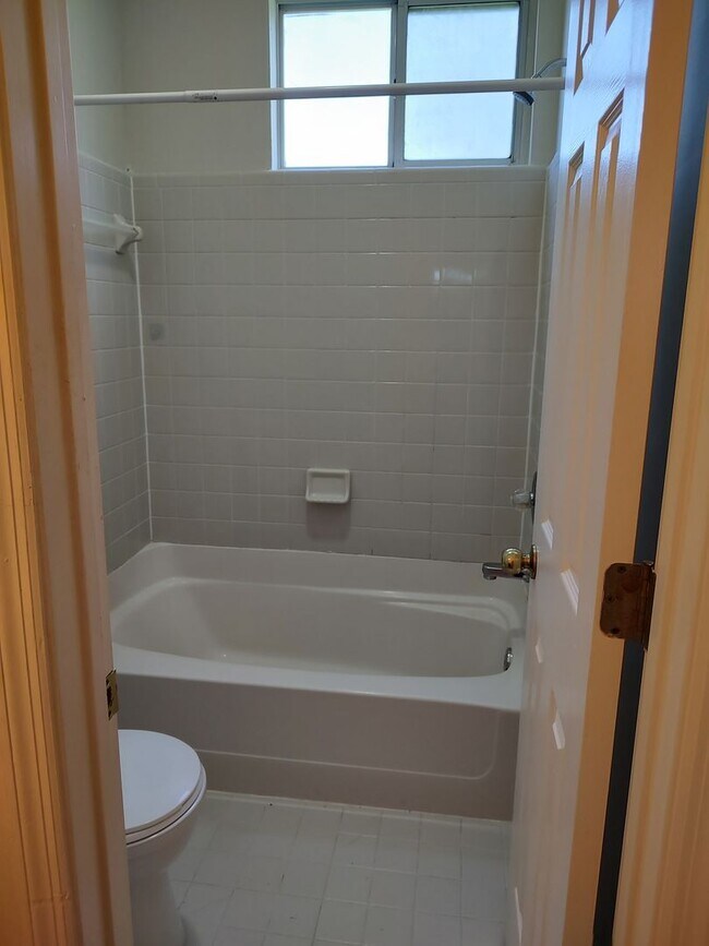 Building Photo - Spacious Home Conveniently Located in a Quiet Neighborhood!