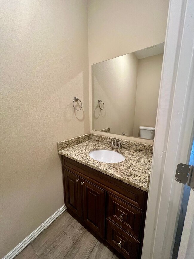 Building Photo - 3B/2.5B Spacious Townhome with Fenced Back...
