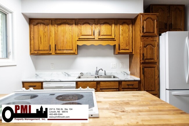 Building Photo - 8030 N Hazelwood Dr