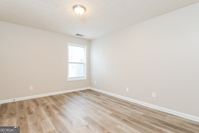 Building Photo - 2390 Village Green Dr