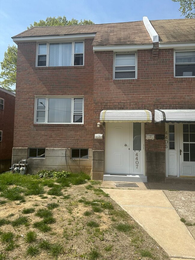 Primary Photo - 4407 Rosemont Ave