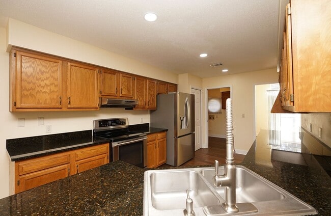 Building Photo - Shalimar Location