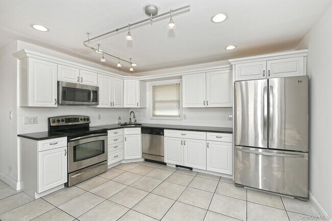 Building Photo - 33 Robin Ln