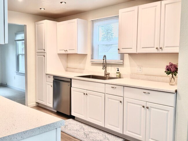 Building Photo - Charming Everett Home with Spacious Backyard, Garage, and Bonus Flex Spaces