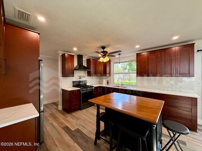 Building Photo - 2 Fairway Rd