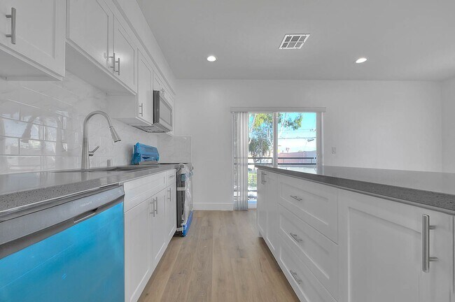 Building Photo - Luxury 2 & 4 Bed Townhomes in NoHo!