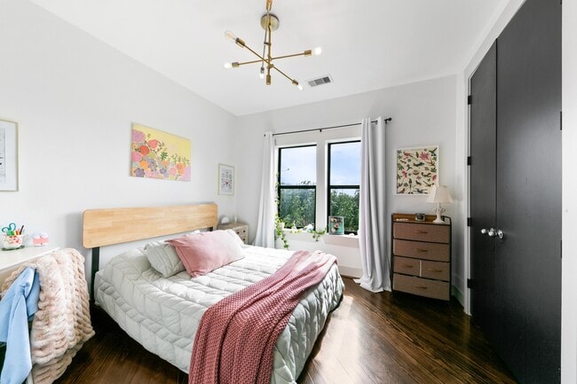 Building Photo - 1807 Dart St