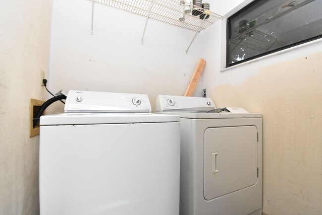 Building Photo - 2/2 Townhome in SW Gainesville - Available NOW!