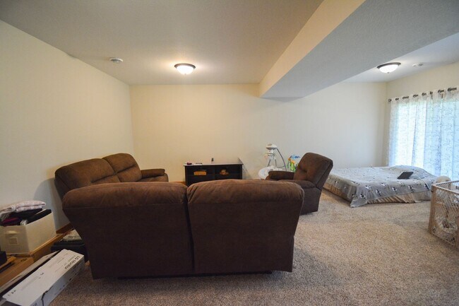 Building Photo - Spacious 4-Bedroom Home with Scenic Views ...