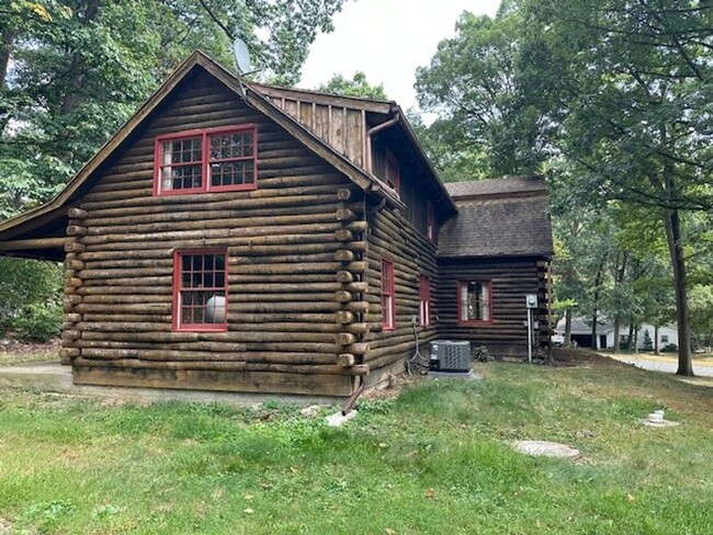 Building Photo - Country Charmer-4 Bedroom Log Home