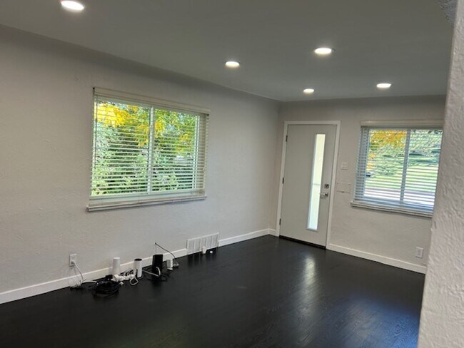 Building Photo - Newly Remodeled Duplex