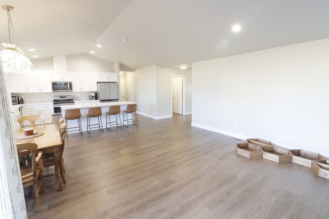 Building Photo - Be the first one to RENT this home! 3 bedrooms, 2 bathrooms, SINGLE LEVEL home with beautiful Lan...