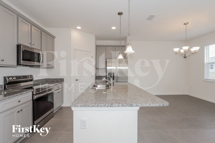 Building Photo - 303 Corbel Ln