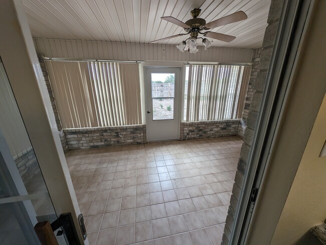 Building Photo - 2213 Lake View Dr