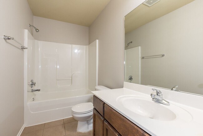 Building Photo - Charming 3 Bed/2 Bath near pool!