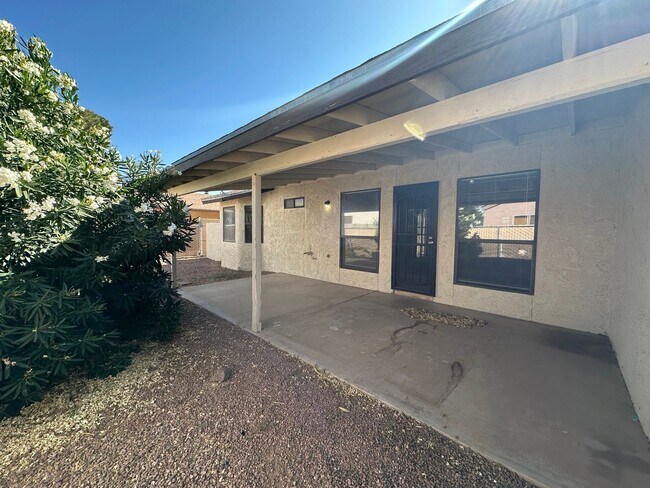 Building Photo - 3550 N Verdugo Rd