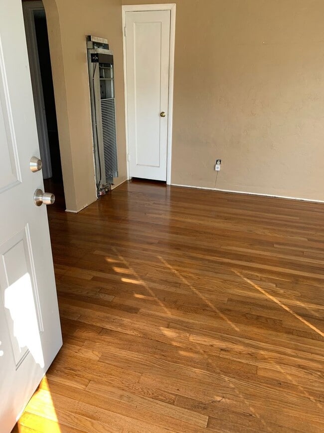 Building Photo - Two bedroom 1 bath