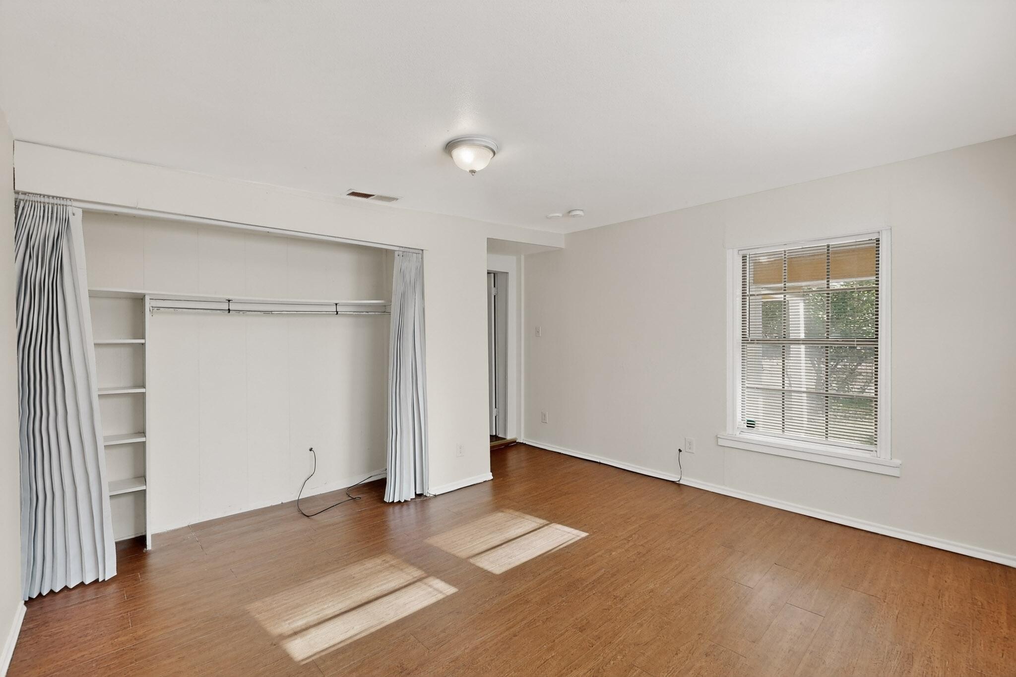 Building Photo - 5645 Santa Fe Ave